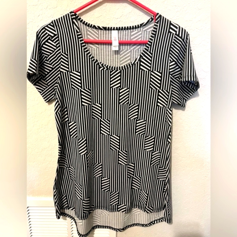 ❤️ 3 For $18 LulaRoe Shirt High/Low Black & White Top EUC